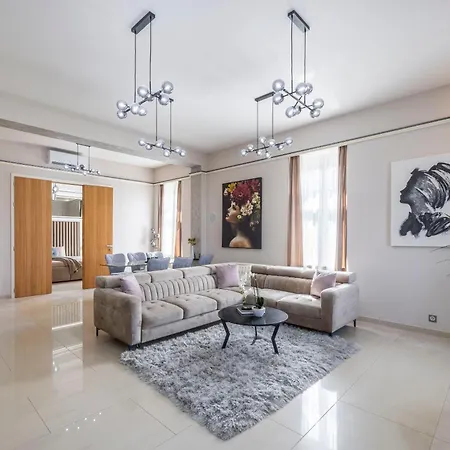 High-end Luxurious Royal In The Heart Of Appartement *