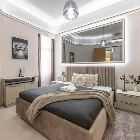Apartment High-end Luxurious Royal In The Heart Of