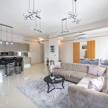 High-end Luxurious Royal In The Heart Of Apartment *