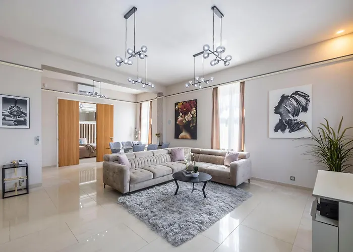 High-end Luxurious Royal In The Heart Of Appartement *